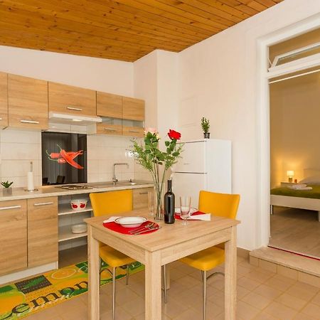 Comfortable Modern Studio With Shaded Patio Split Kültér fotó