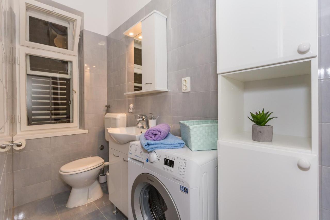 Comfortable Modern Studio With Shaded Patio Split Kültér fotó
