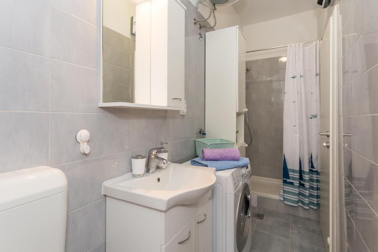 Comfortable Modern Studio With Shaded Patio Split Kültér fotó