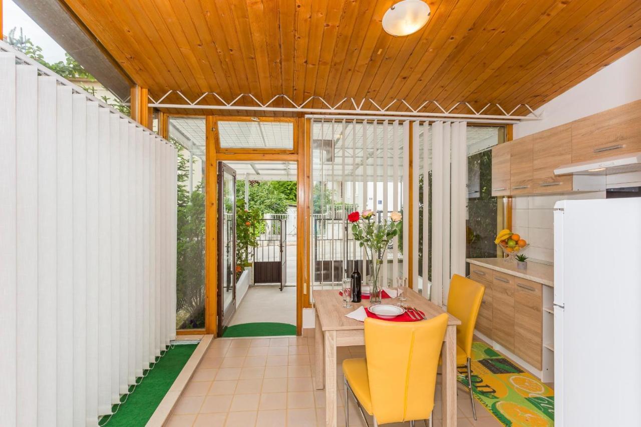 Comfortable Modern Studio With Shaded Patio Split Kültér fotó