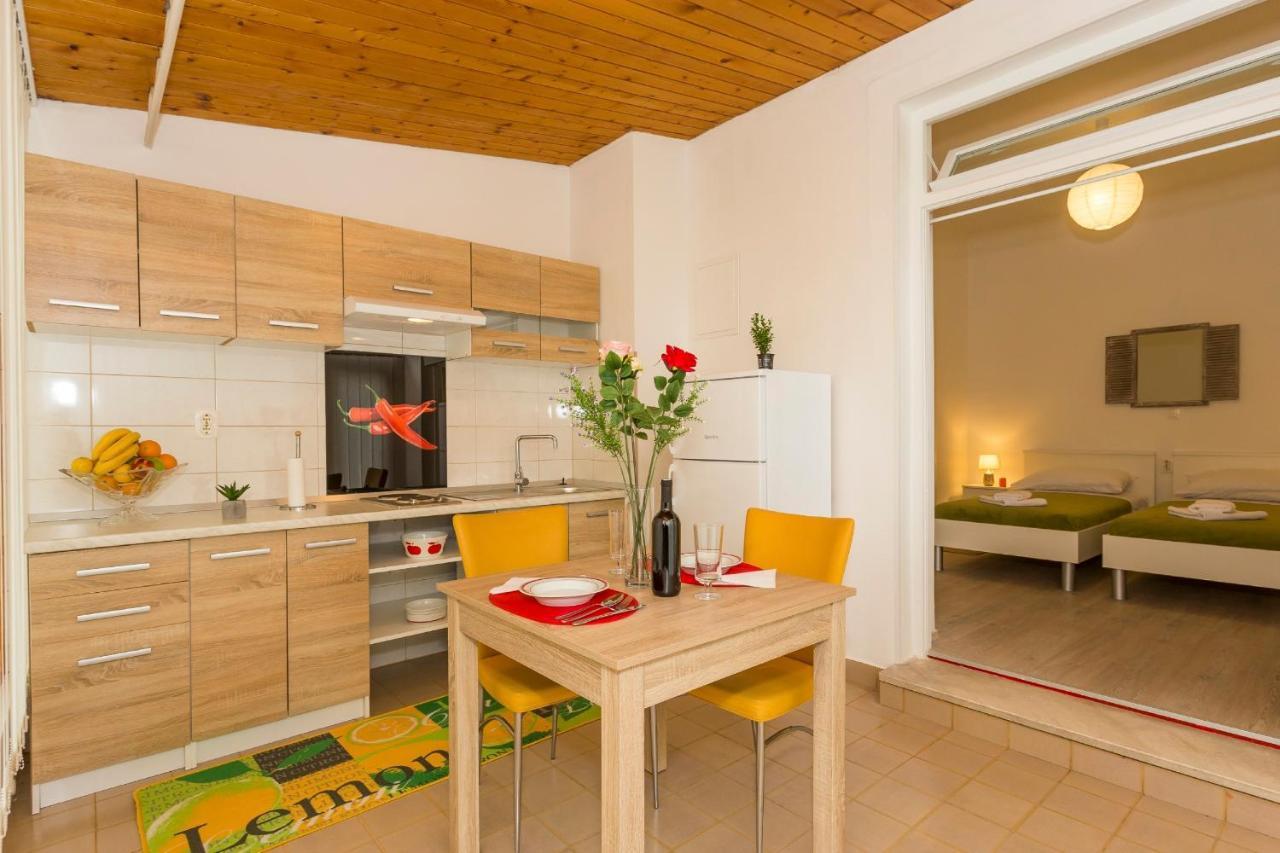 Comfortable Modern Studio With Shaded Patio Split Kültér fotó