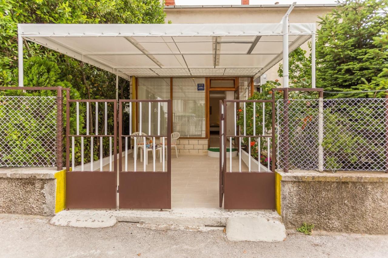 Comfortable Modern Studio With Shaded Patio Split Kültér fotó