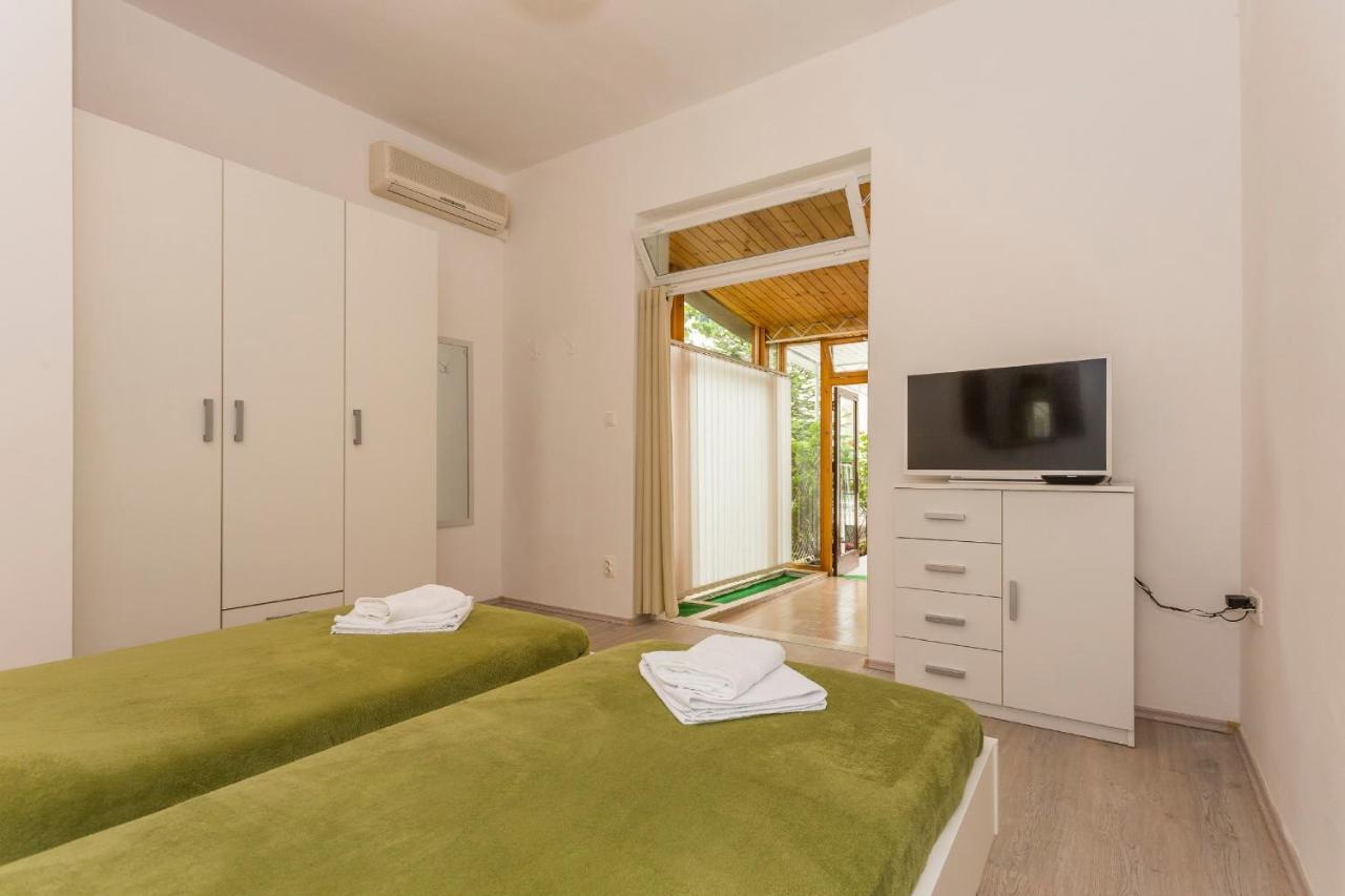 Comfortable Modern Studio With Shaded Patio Split Kültér fotó