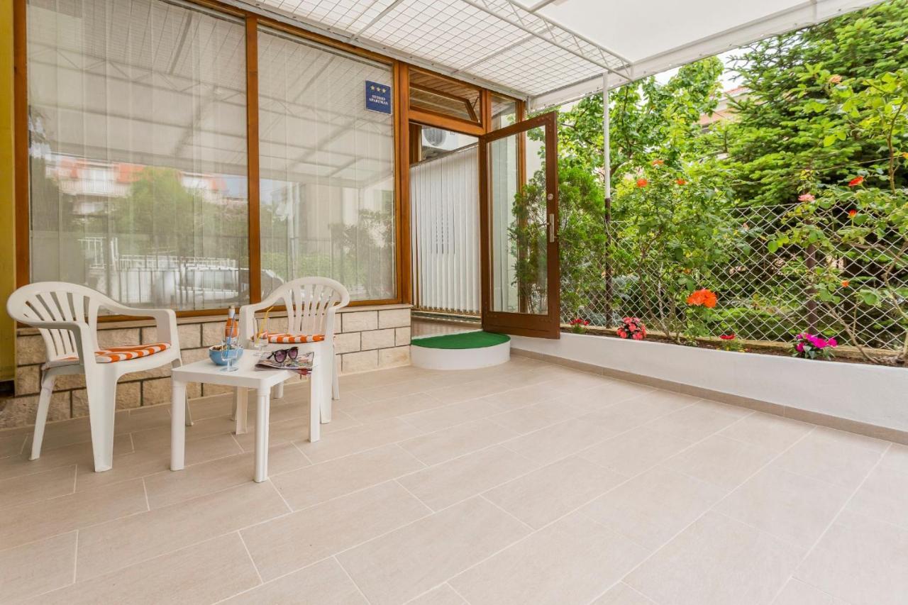 Comfortable Modern Studio With Shaded Patio Split Kültér fotó