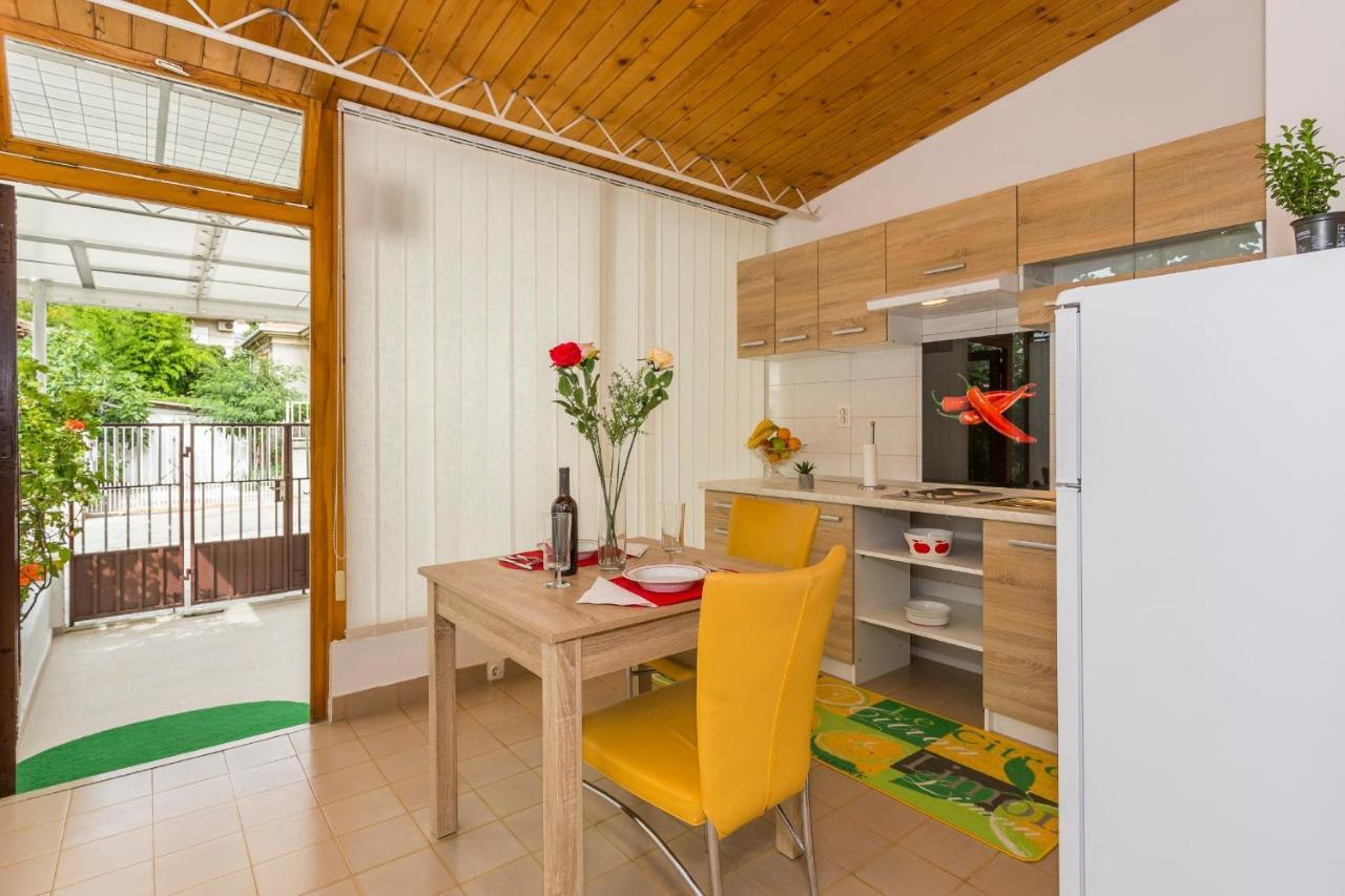 Comfortable Modern Studio With Shaded Patio Split Kültér fotó