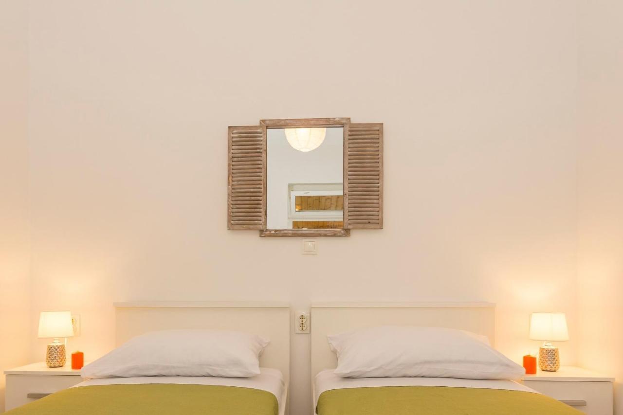 Comfortable Modern Studio With Shaded Patio Split Kültér fotó