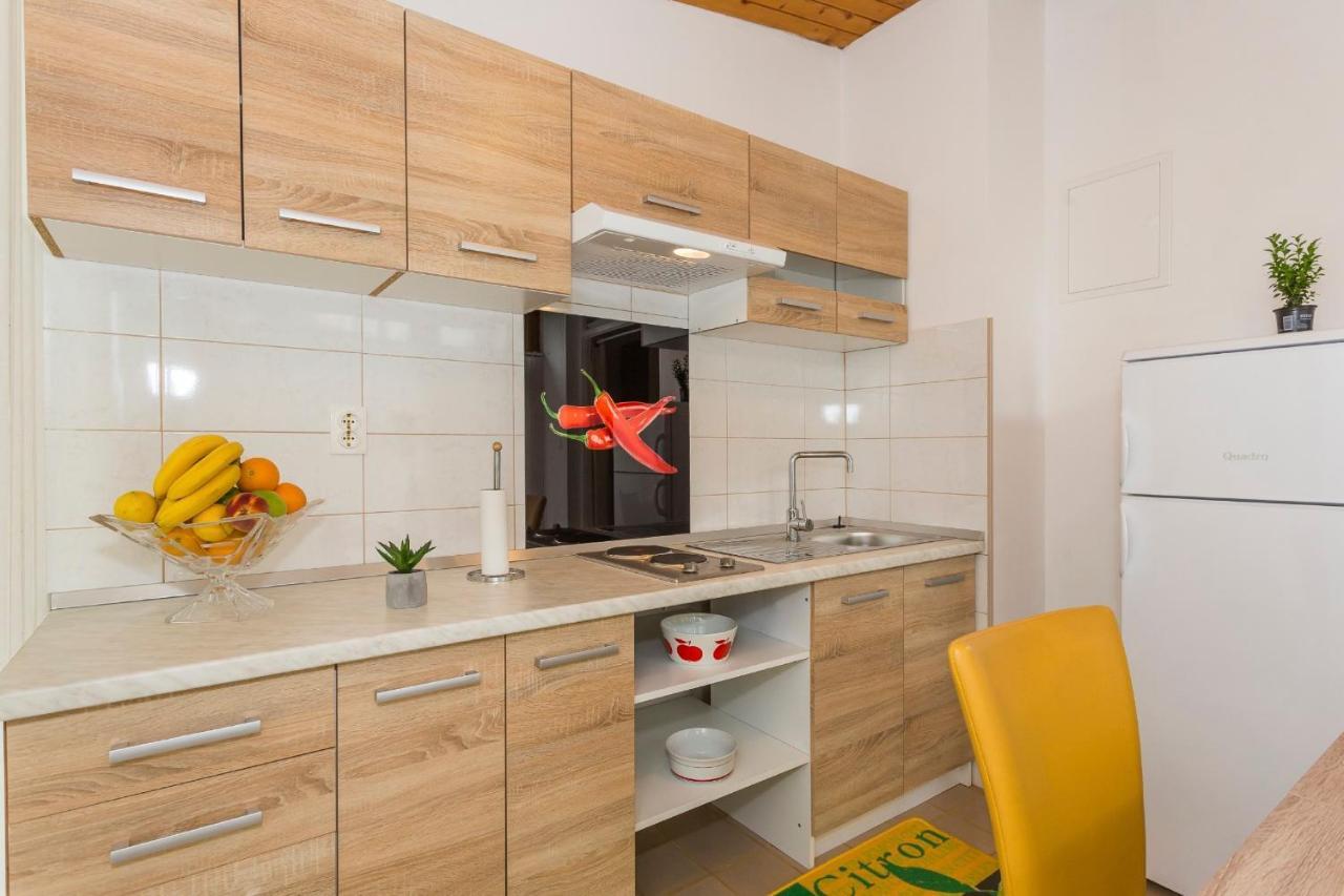 Comfortable Modern Studio With Shaded Patio Split Kültér fotó