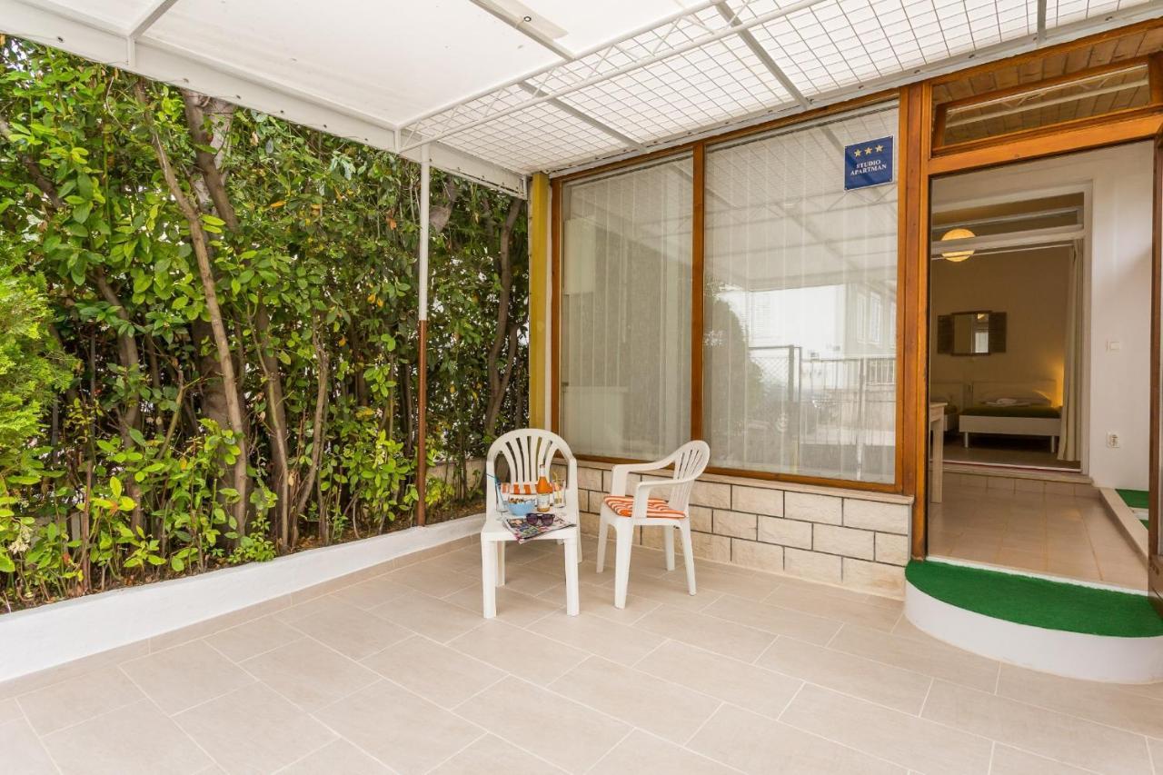 Comfortable Modern Studio With Shaded Patio Split Kültér fotó