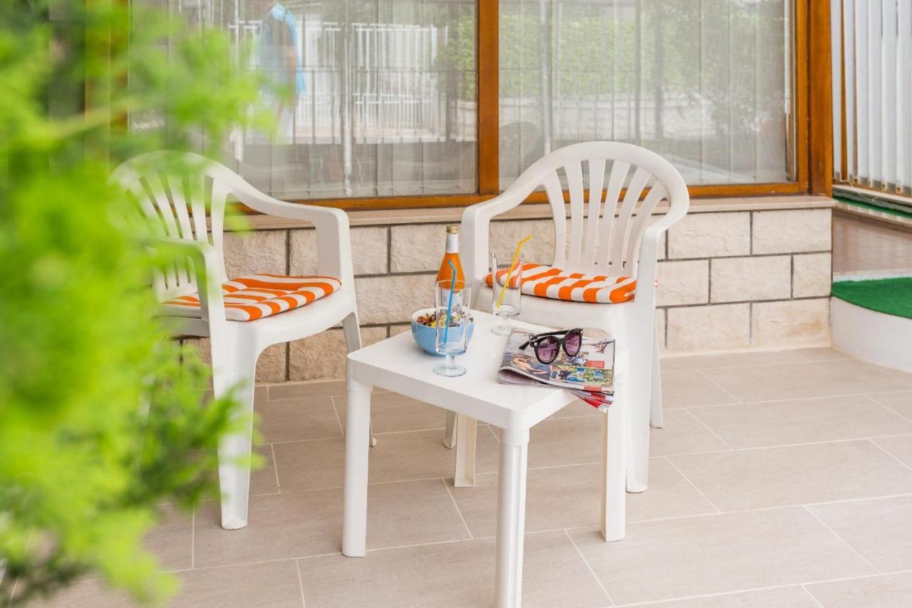 Comfortable Modern Studio With Shaded Patio Split Kültér fotó