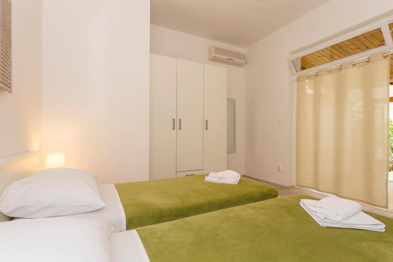 Comfortable Modern Studio With Shaded Patio Split Kültér fotó