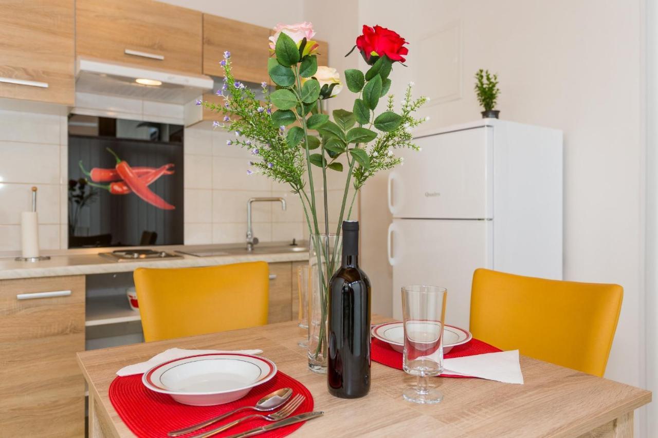 Comfortable Modern Studio With Shaded Patio Split Kültér fotó