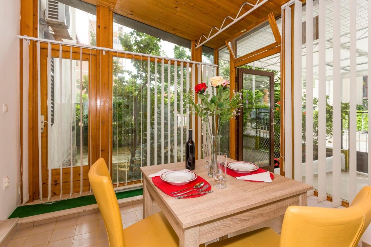 Comfortable Modern Studio With Shaded Patio Split Kültér fotó