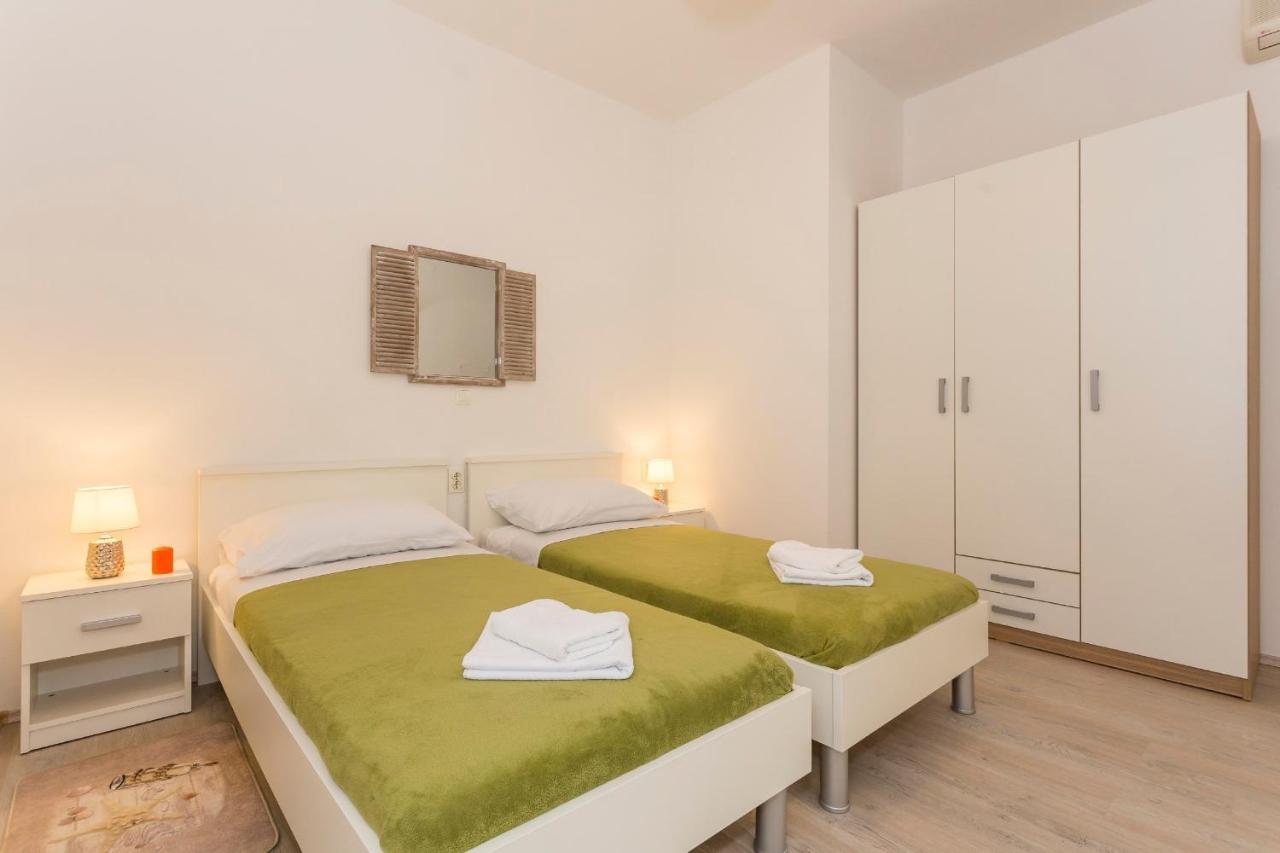 Comfortable Modern Studio With Shaded Patio Split Kültér fotó